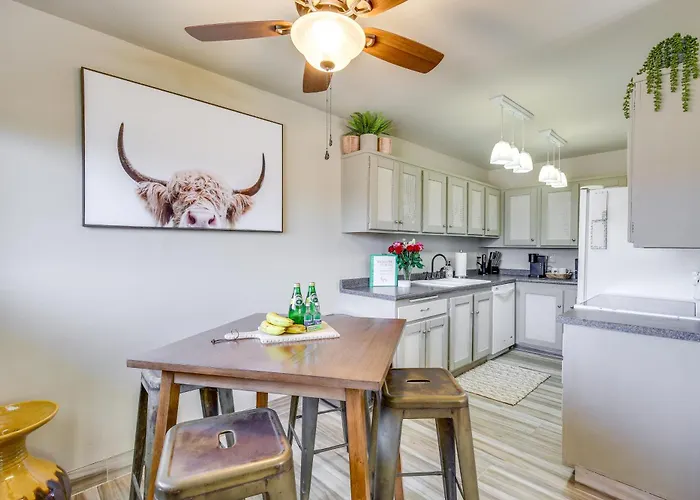 Centrally Located Retreat W/ Fenced Patio Holiday home