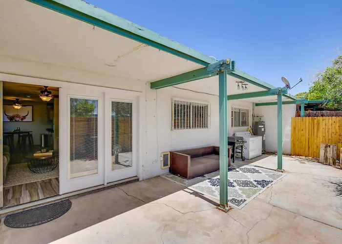 Centrally Located Retreat W/ Fenced Patio Holiday home *